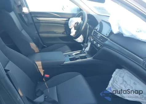 2021 Honda Accord Lx z USA, uszkodzony, nr VIN 1HGCV1F10MA017144